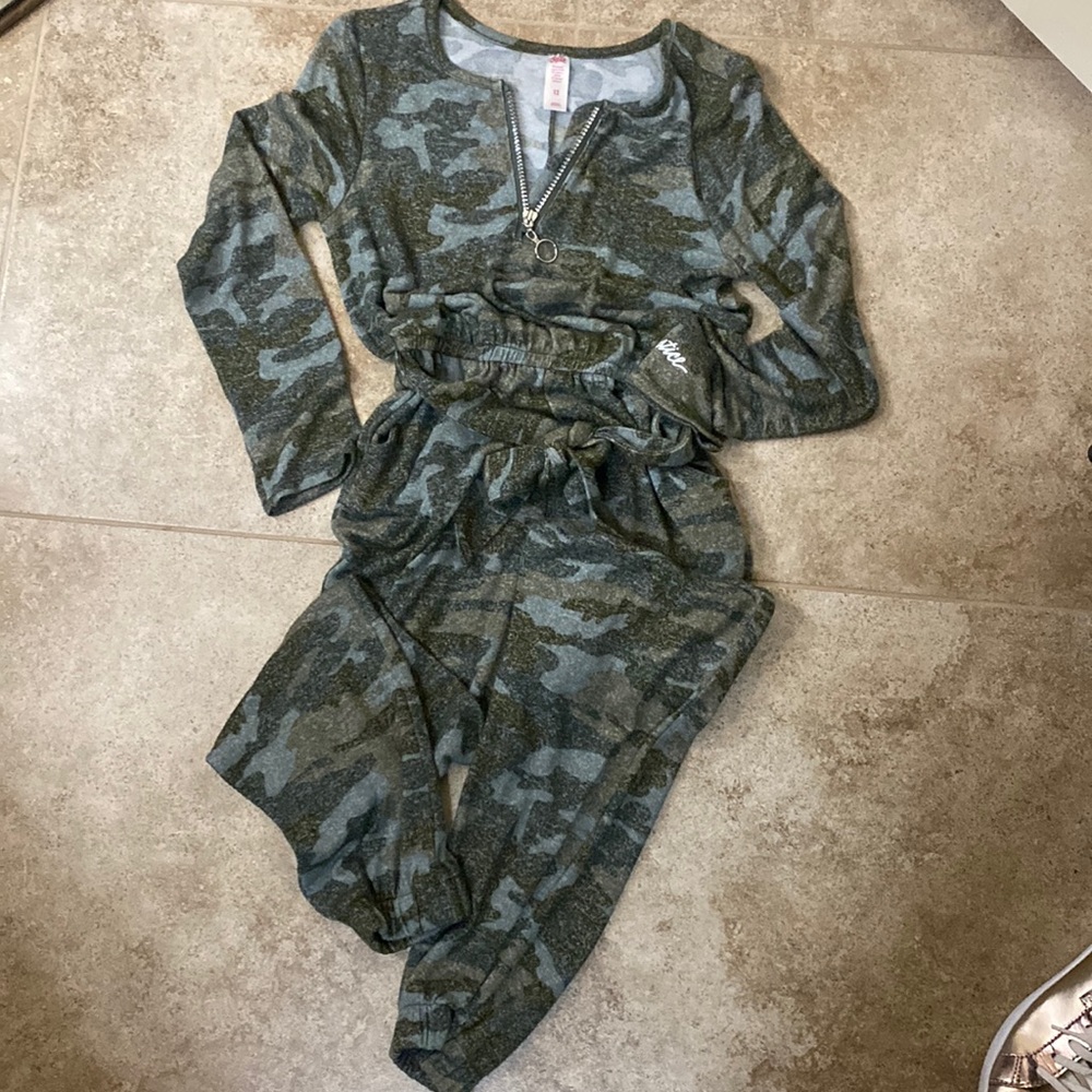 Justice girls long sleeve camo jumper. Size 12.